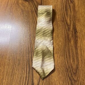 🌷 Kenneth Cole 🌷 100% Silk Hand Sewn Green Stripe Tie
